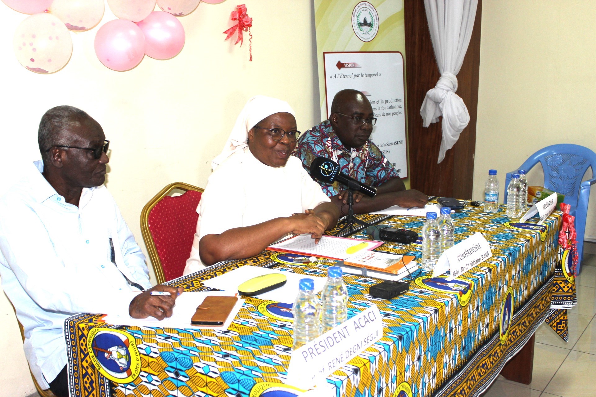 Table de s�ance de la conf�rence du jeudi 19 juin 2025